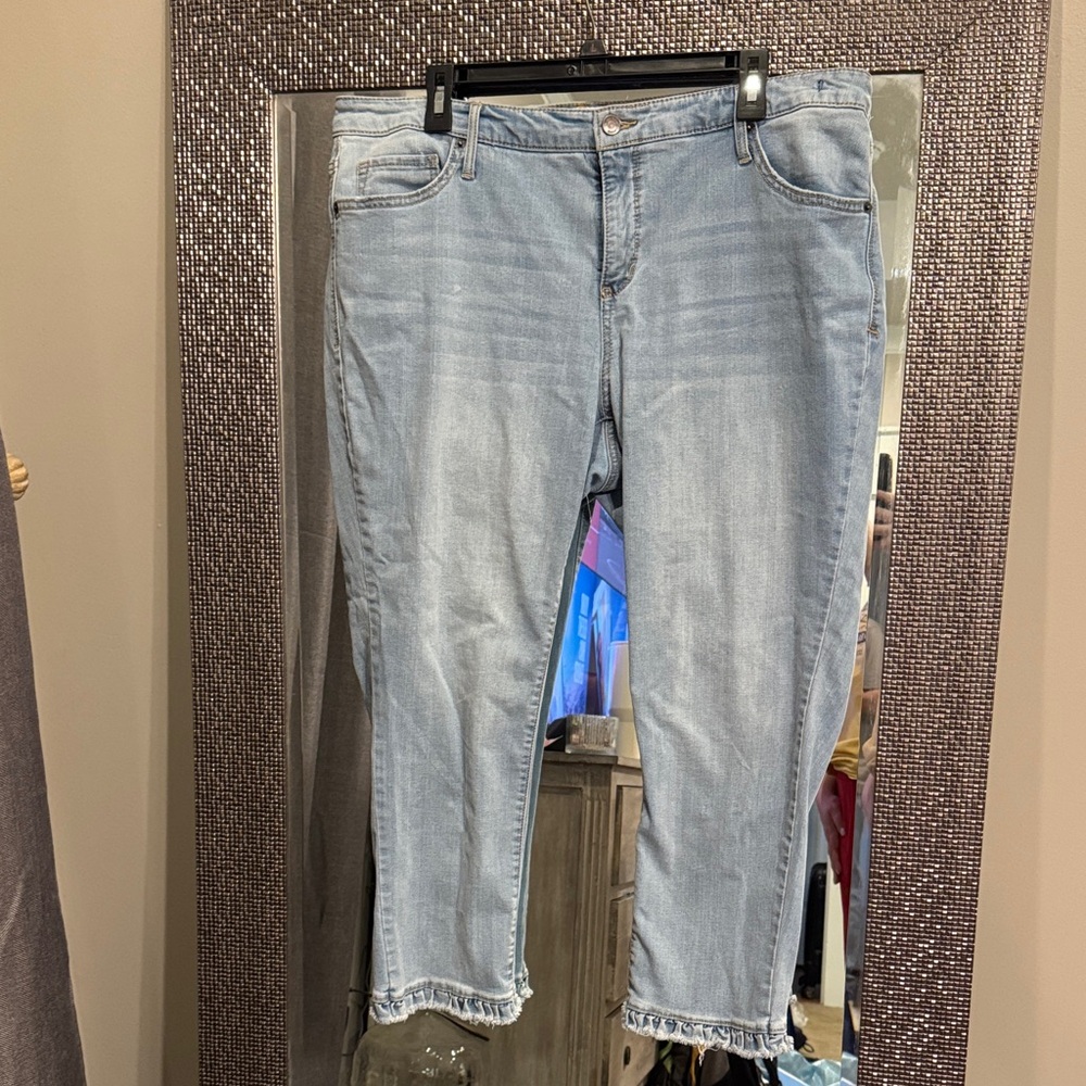 Crown & Ivy Light Wash Cropped Jeans